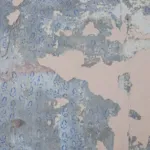 Oud blauw bloemenbehang dat loslaat van de muur, klaar om het behang te verwijderen