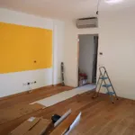 Lichte lege kamer in renovatie met ladder en gereedschap, klaar om de wanden af te werken