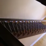 Houten trap met leuning in een woonhuis, voorbeeld van een trap verven of lakken