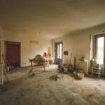 Zonnige kamer in renovatie met bouwmaterialen en gereedschap klaar om de vloer te egaliseren