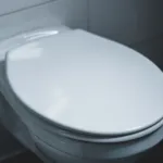 Wit hangend toilet in een lichte, minimalistische badkamer, weer vrij na een verstopping